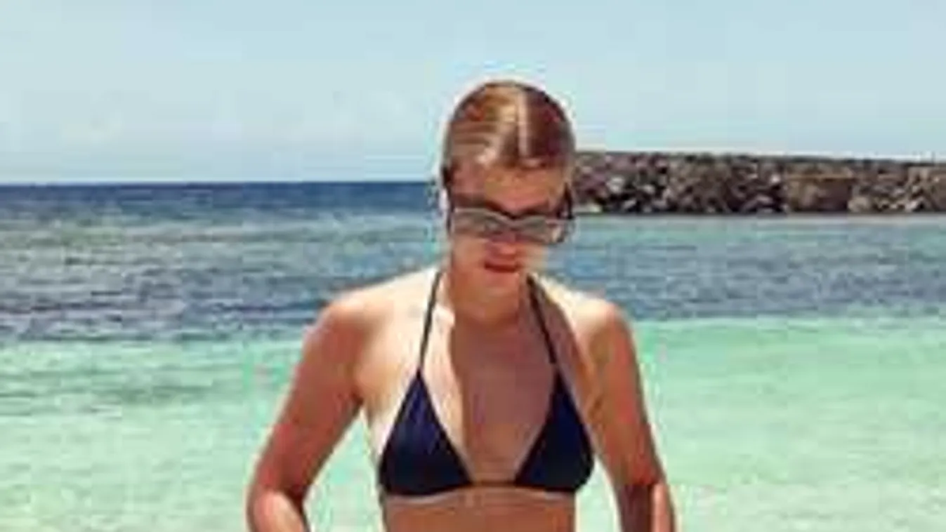 Olyan tangás bikinis testet villantott a sztárcsemete, hogy az már fáj