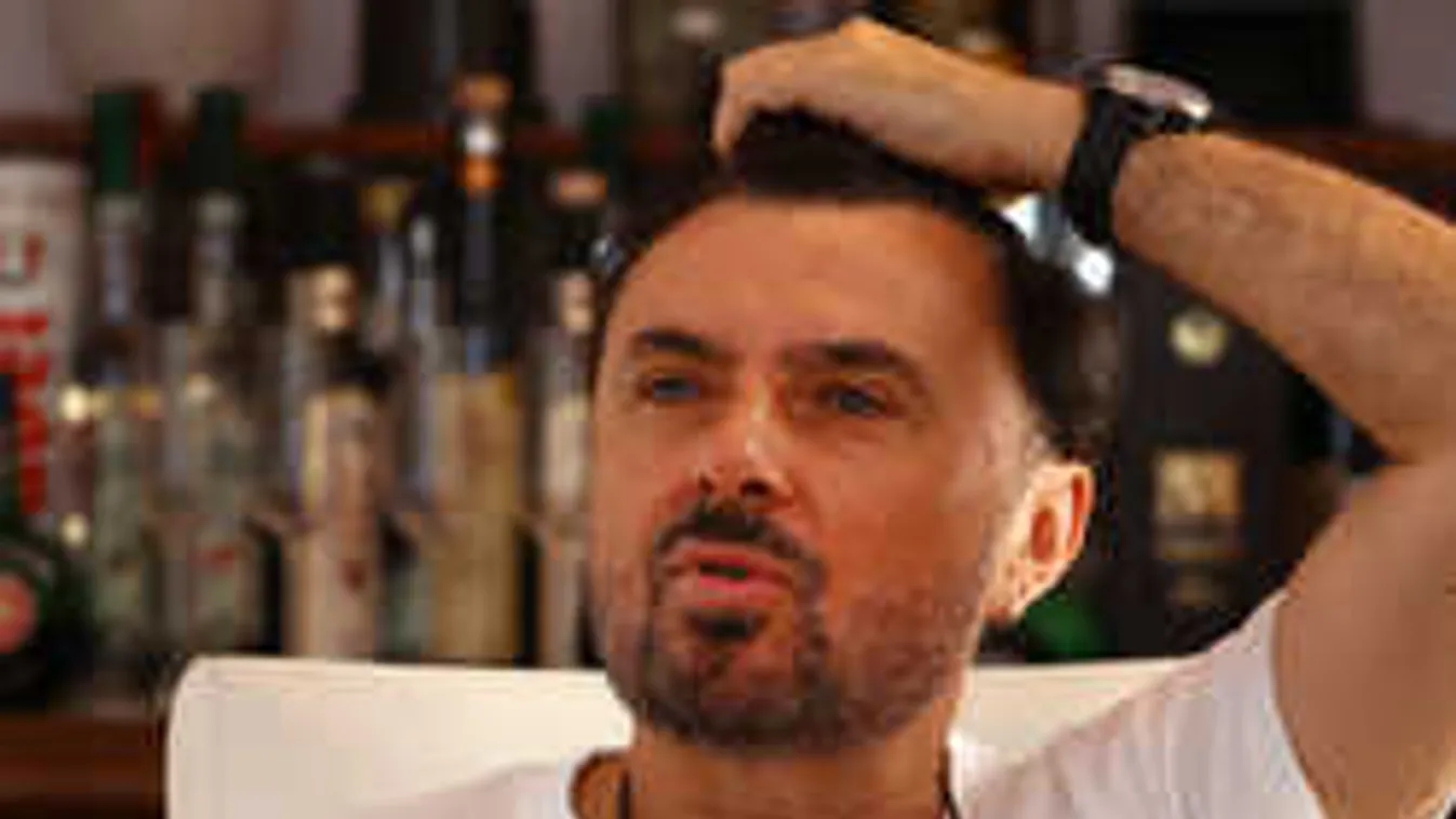 Egy váltás ruhával szökött el hazánkból a világhírű rendező