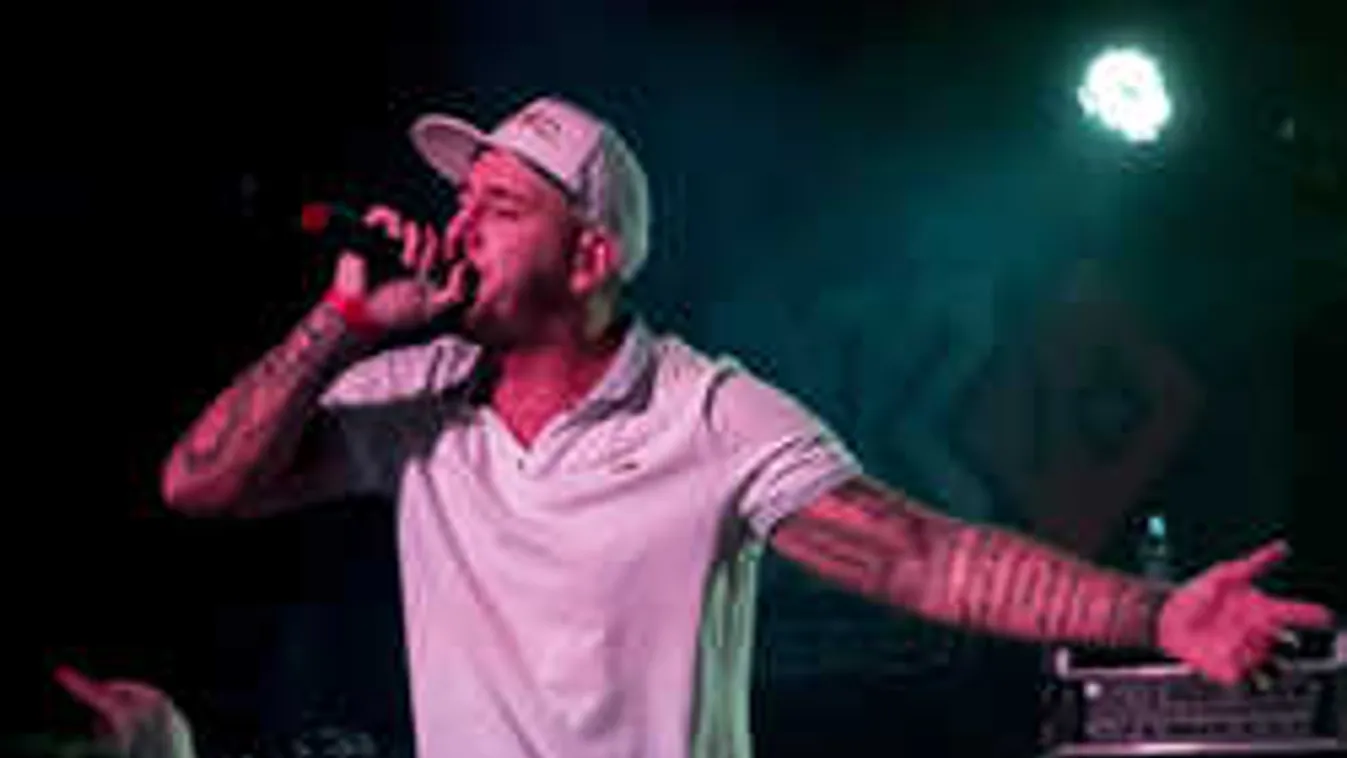 Megtörte a csendet Curtis: Ennyi időre vonul el a világ elől