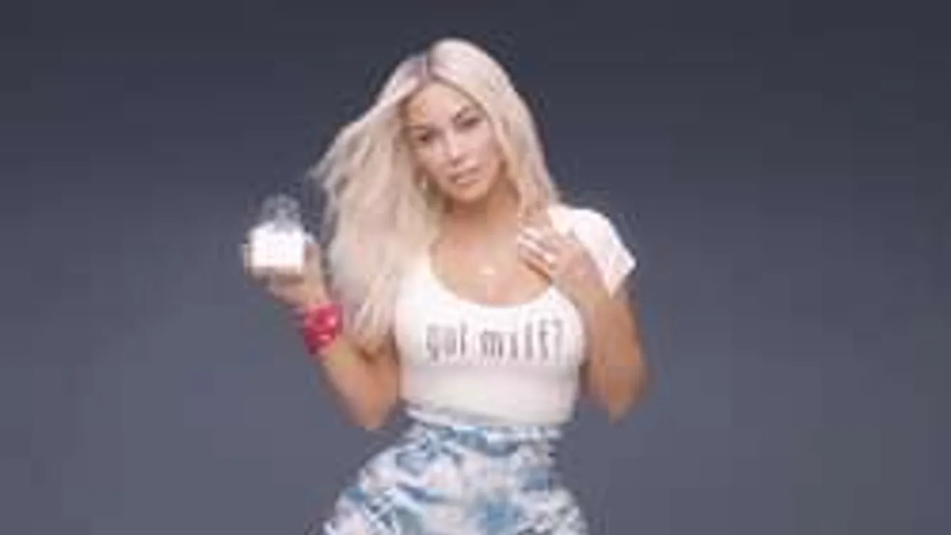 Véletlenül félpucér képet posztolt a sztáranyuka