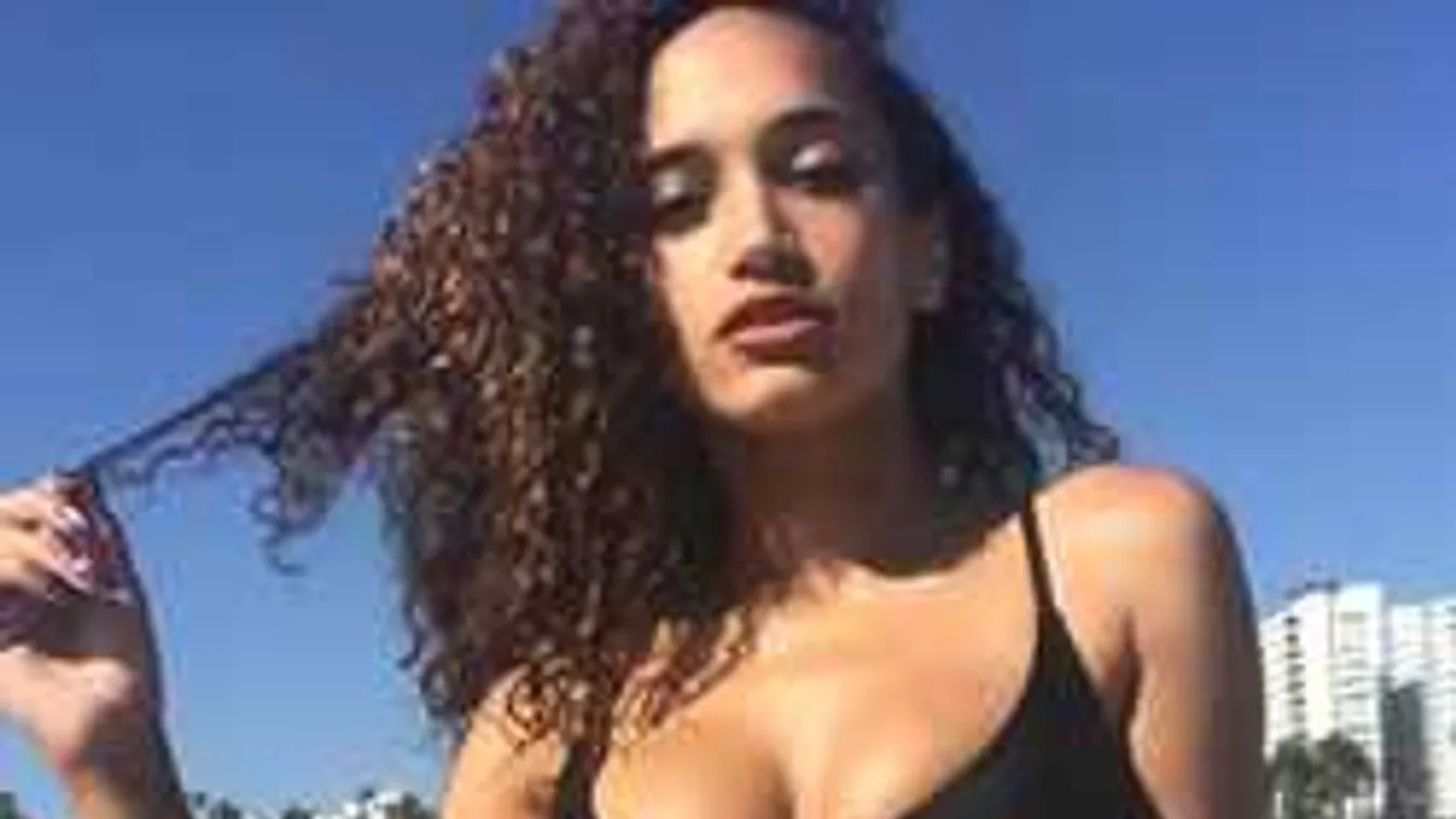 Kirándulás közben villantott gigantikusat a fiatal csajszi!