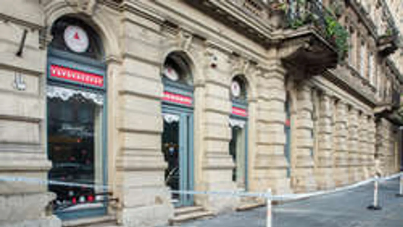 Vérfolt és üvegszilánkok a Teréz körúti robbantás helyszínén