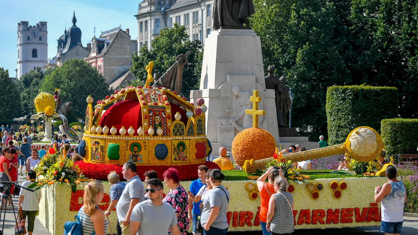 A Szent Korona nevű virágkocsi