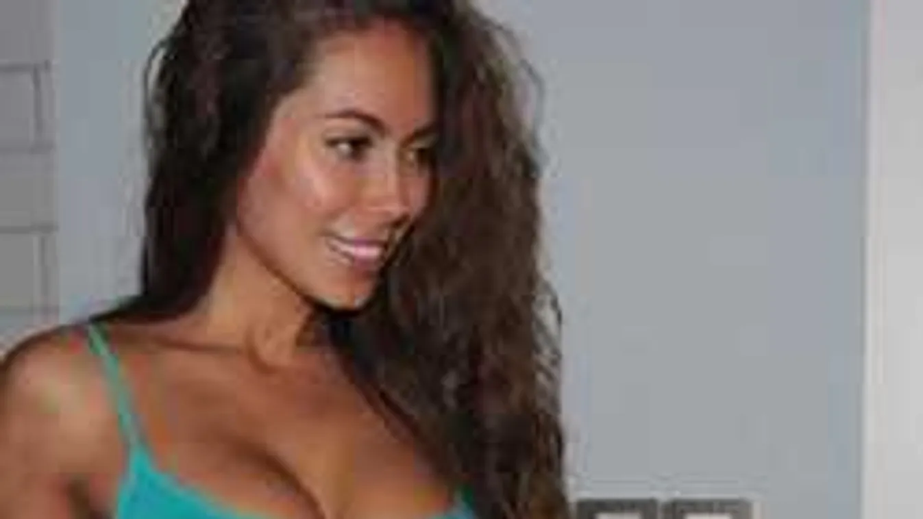 Áttetsző melltartóban élvezkedett a hálószobában a szexi modell