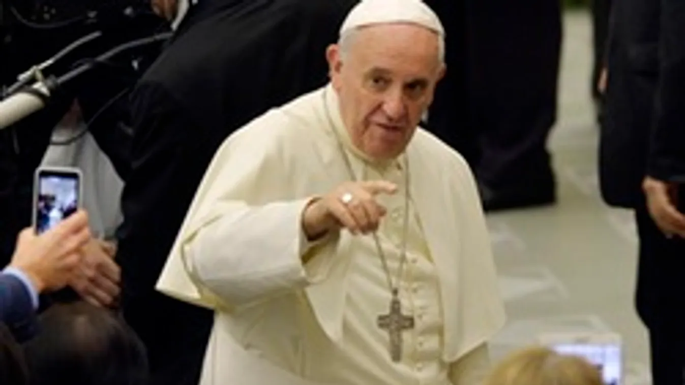 Ferenc pápa kis híján varázsolt a labdával