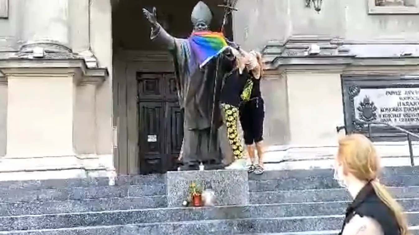 LMBTQ-aktivisták gyalázták meg II. János Pál pápa varsói szobrát – videó