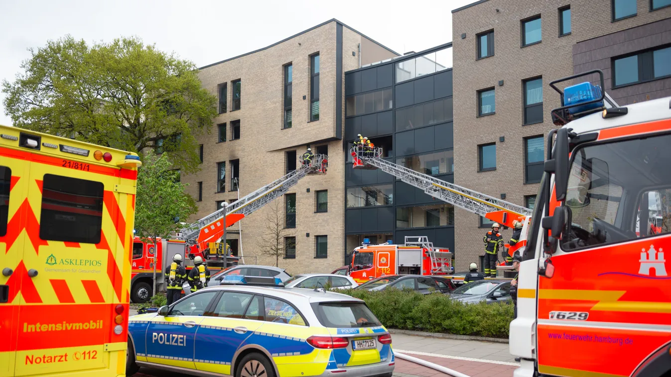 Large-scale operation after house fire with several injured