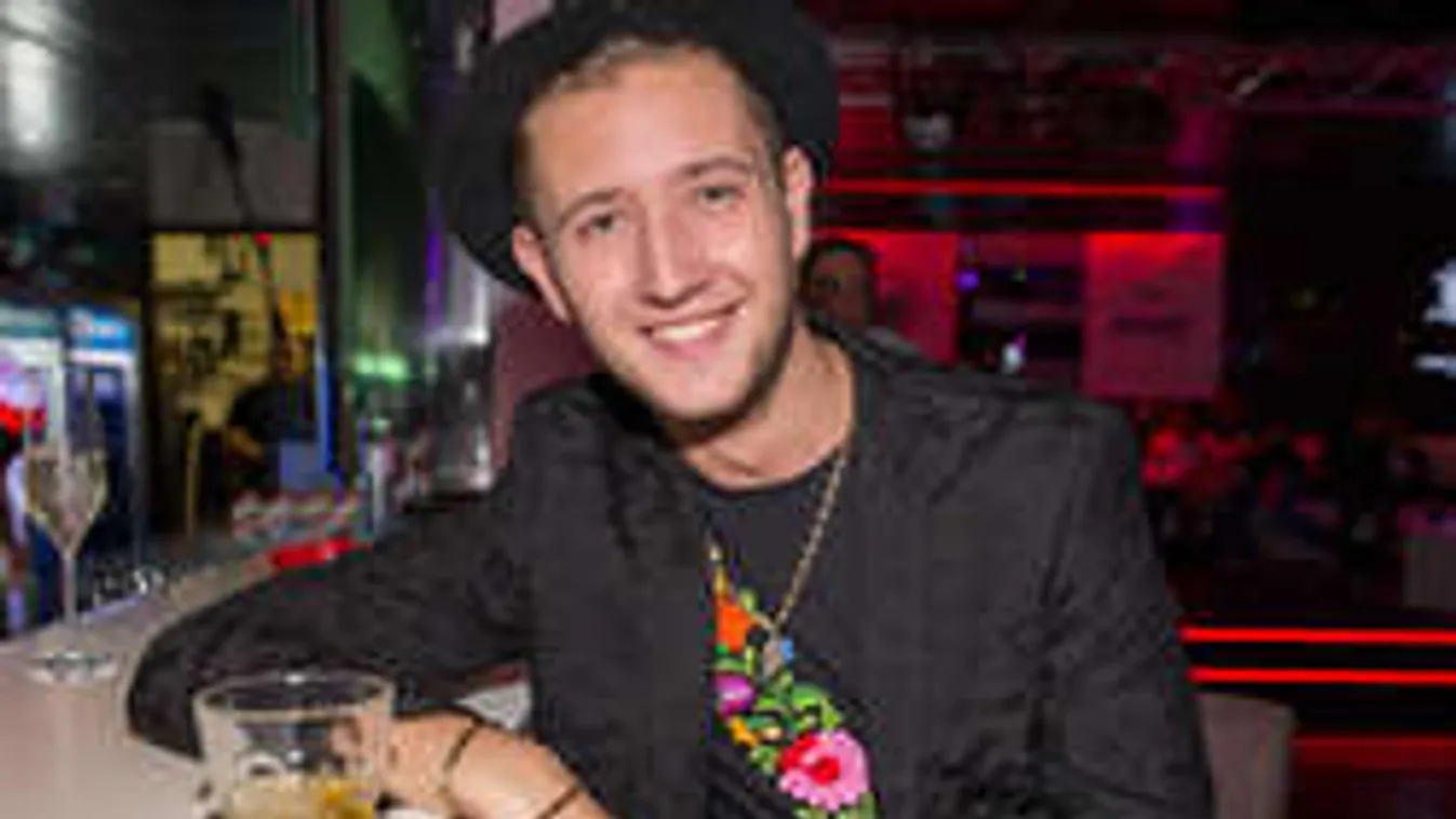 Jó neki! Peter Srámeket szétkapják a csajok