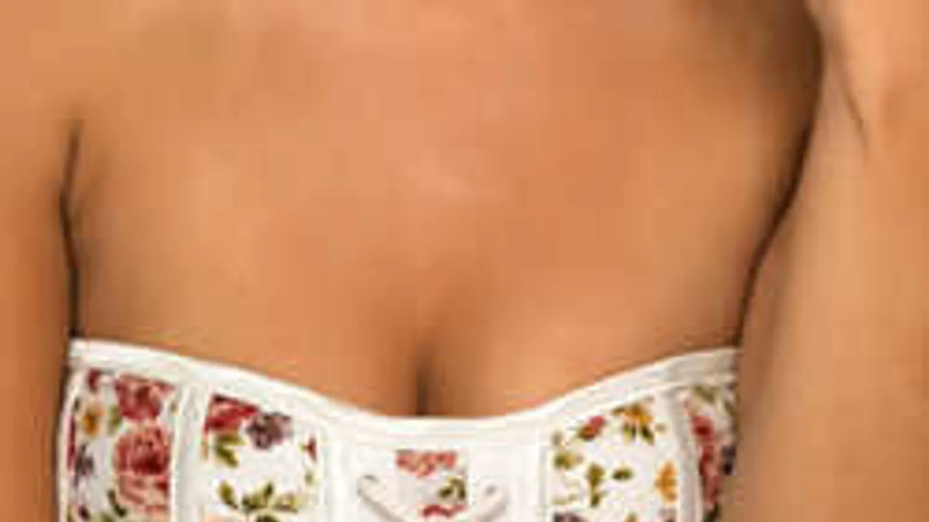 Visszatért a régi divat, trükkösen villantanak mellet a nők