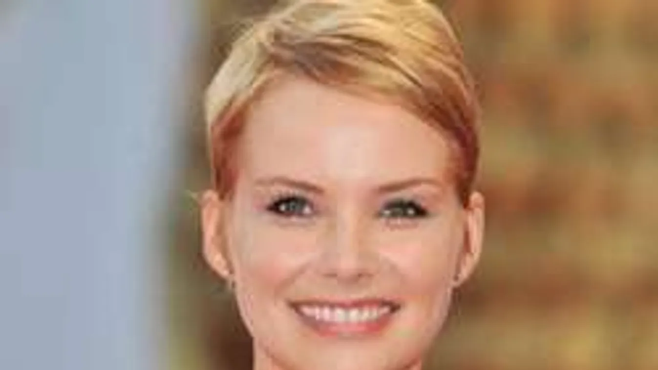 Bikiniből buggyantak ki a magyar színésznő hatalmas mellei!