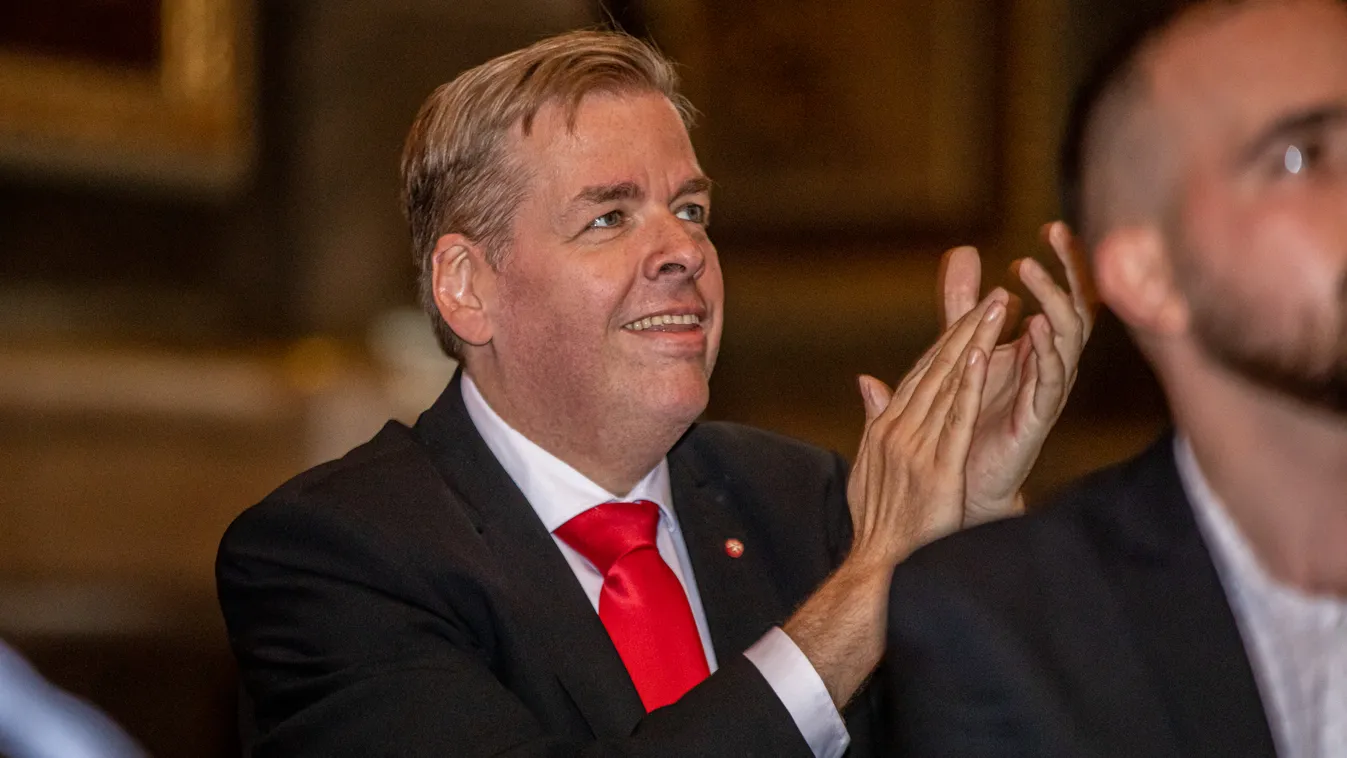 „Elég, ha csókol márciustól februárig” – a színpadon tett vallomást Schmuck Andor