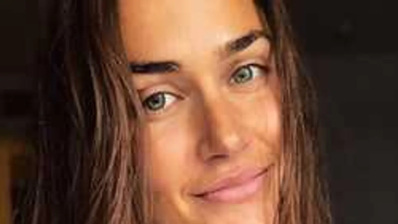 Jakabos Zsuzsanna dögös ruhában villantotta meg a hasát