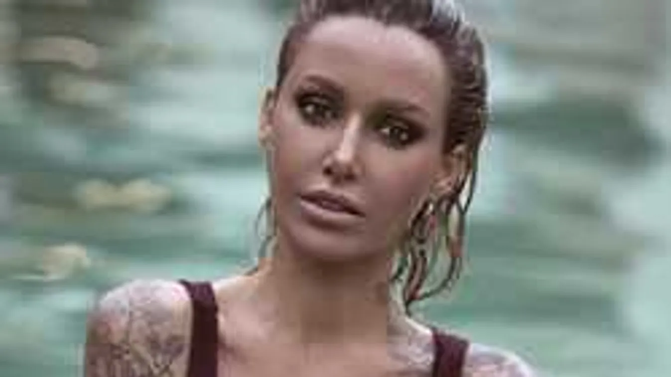 A medence partján dobta le a melltartót a dögös üzletasszony