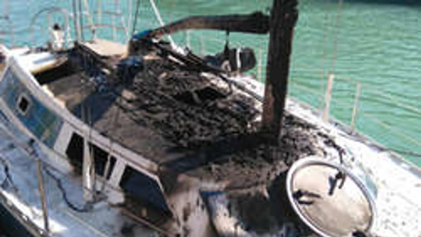 Hatalmasra csaptak a lángok a Siófoki kikötőben - videó!