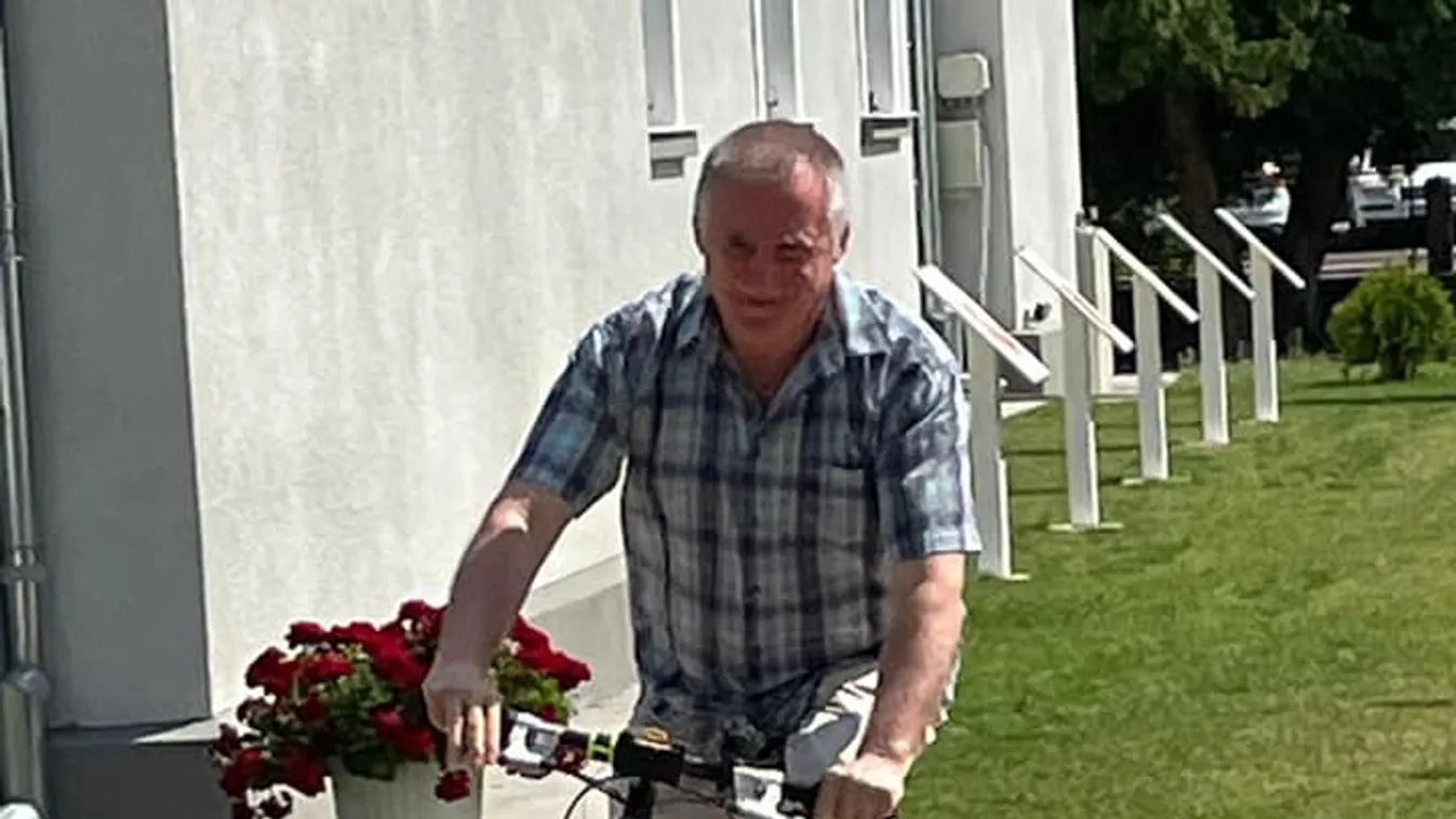 „Nyeregbe fel, hív Jézus„ – mondta Böjte atya és biciklire pattant