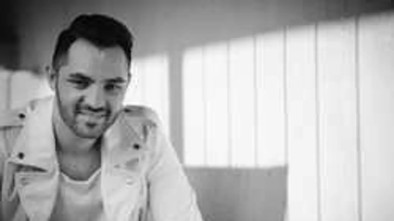 2 milliót kér rajongója a magyar énekestől