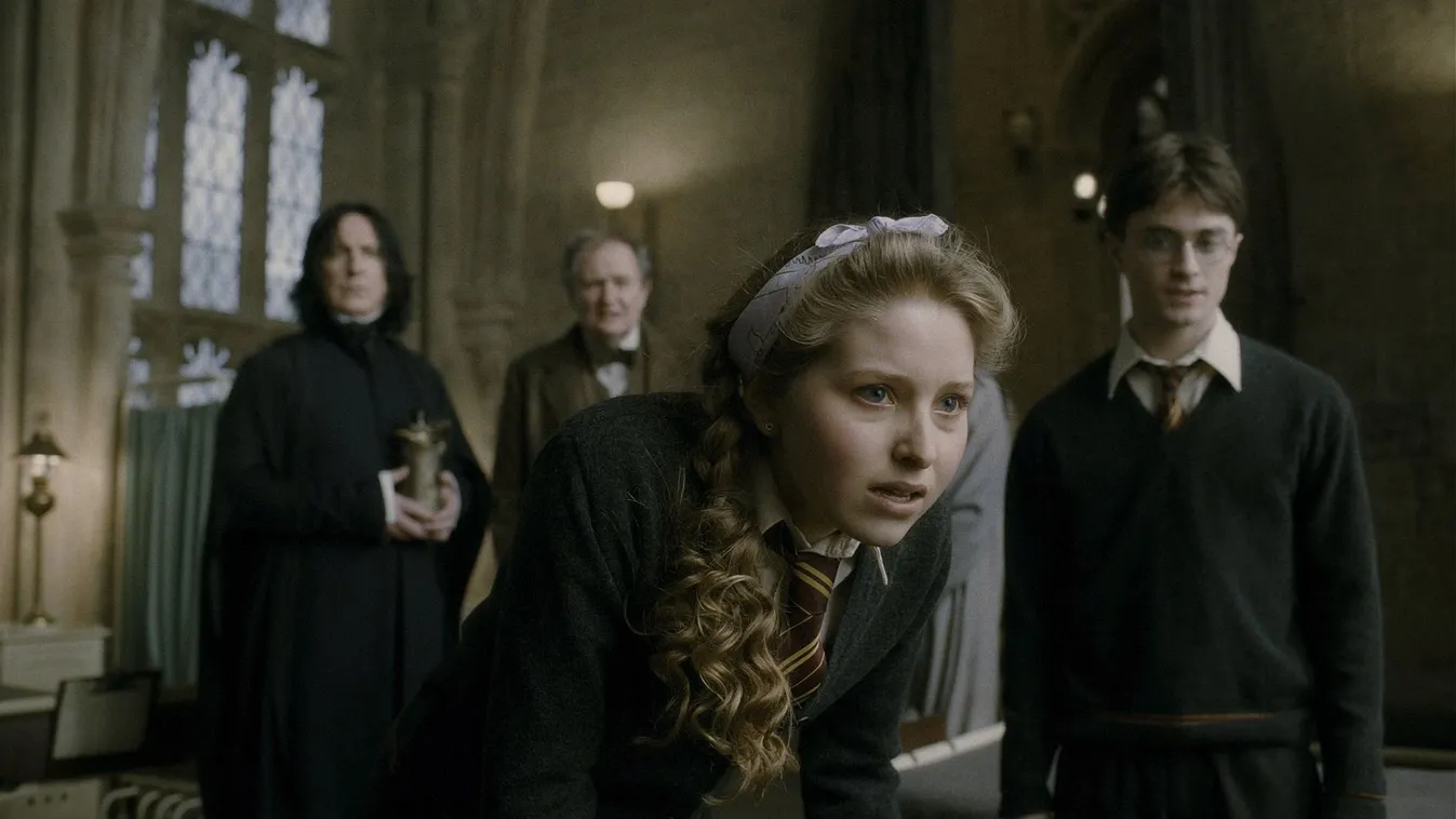 JIM BROADBENT , ALAN RICKMAN , DANIEL RADCLIFFE  and JESSIE CAVE  in HARRY POTTER AND THE HALF-BLOOD PRINCE (2009).