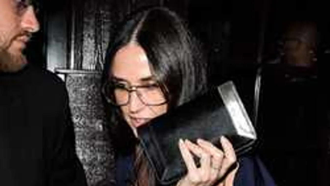 Hoppá-hoppá, kikandikáló mellel bulizgatott Demi Moore