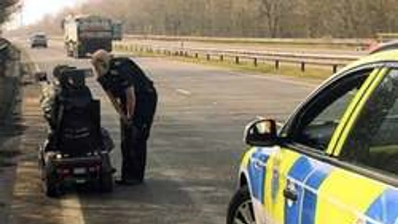 Életveszélyben: autópályára tévedt rokkantrobogójával a 92 éves bácsi