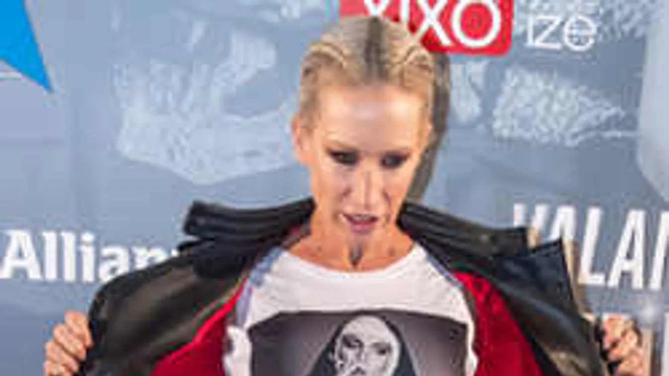 +18-as fotó: tombol az erotika a magyar sztárénekesnő buliján