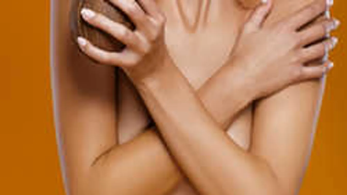 A teraszán bulizott pucéran a vad leányzó