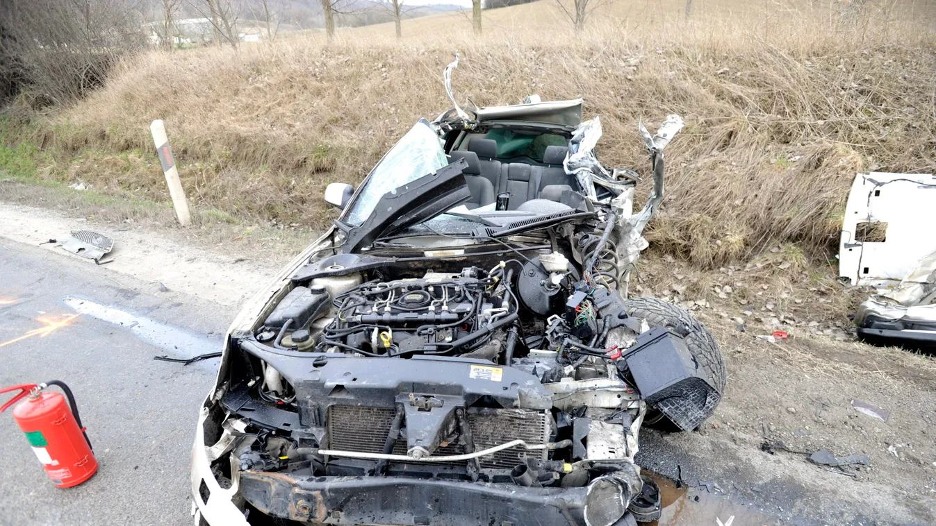 Szörnyű baleset Sülysápnál, eltűnt a kocsi teteje – Fotó!