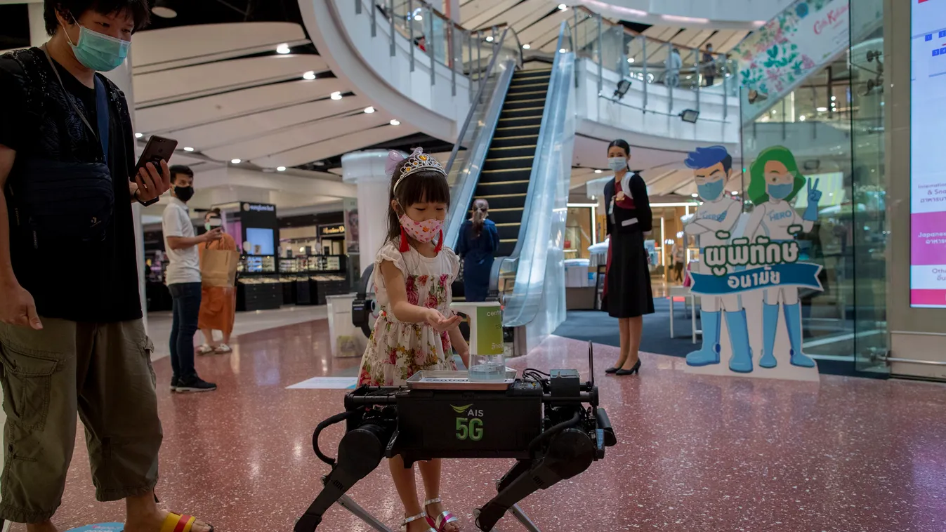 Négy lába van, plázában él és kezet fertőtlenít, mi az?