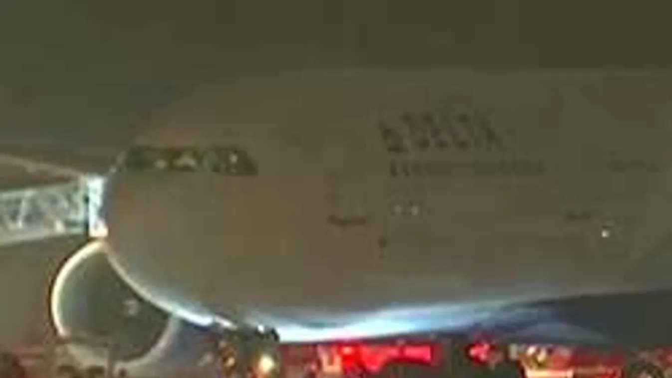 Balesetet szenvedett a repülő, fogságba esett a focicsapat