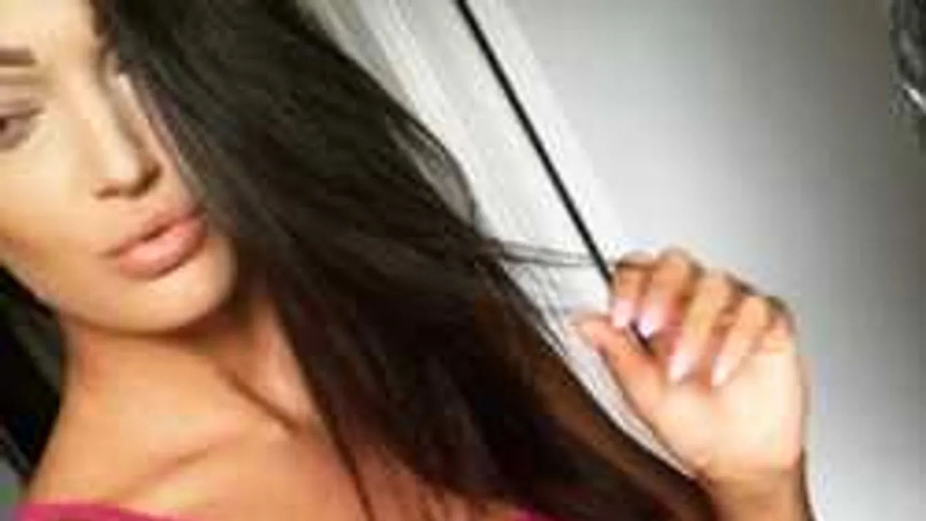 Izgató fotó, meztelenül pucsít a feszes fenekű fitneszmodell