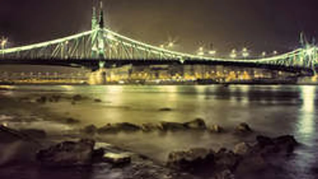 Barátnője miatt mászott fel egy budapesti hídra a szerelmes fiú!