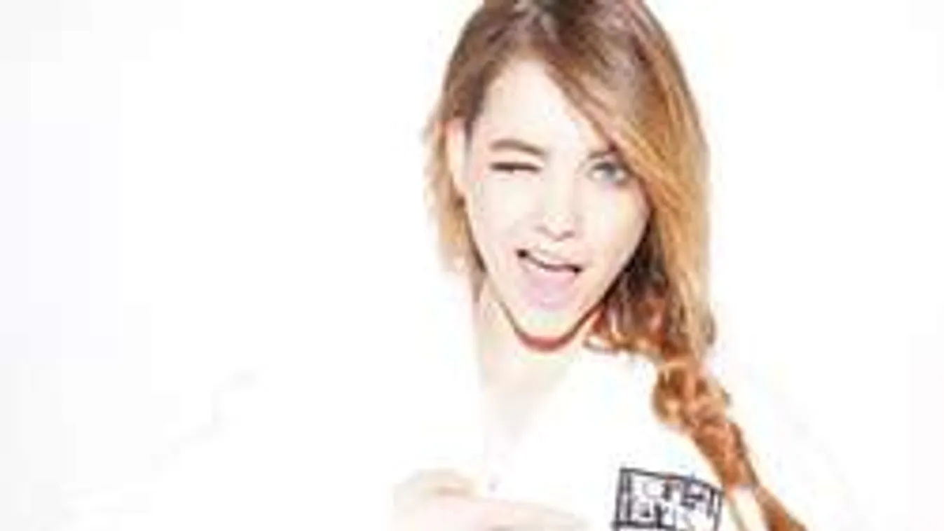 Szinte semmi textilben pózolt a magyar bombázó - Fotó!