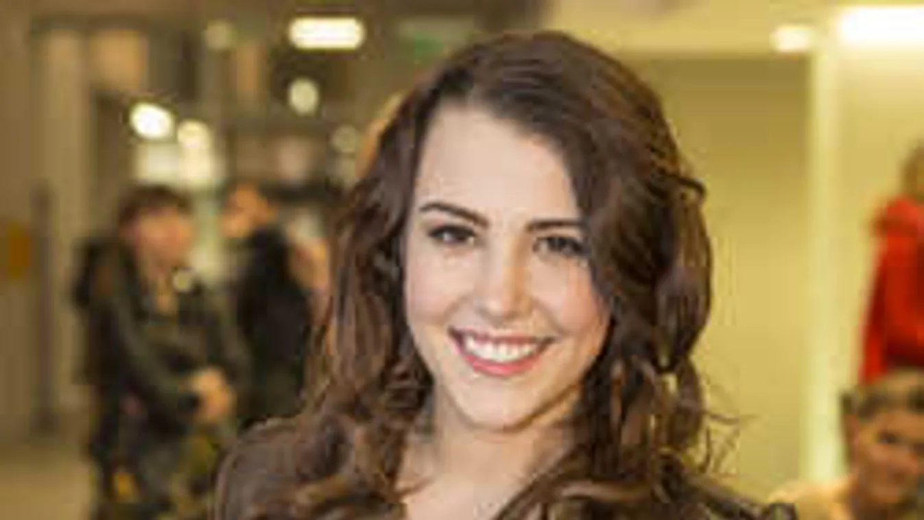 Egy szál tangában, meztelen fenékkel kéjelgett Tóth Andi!