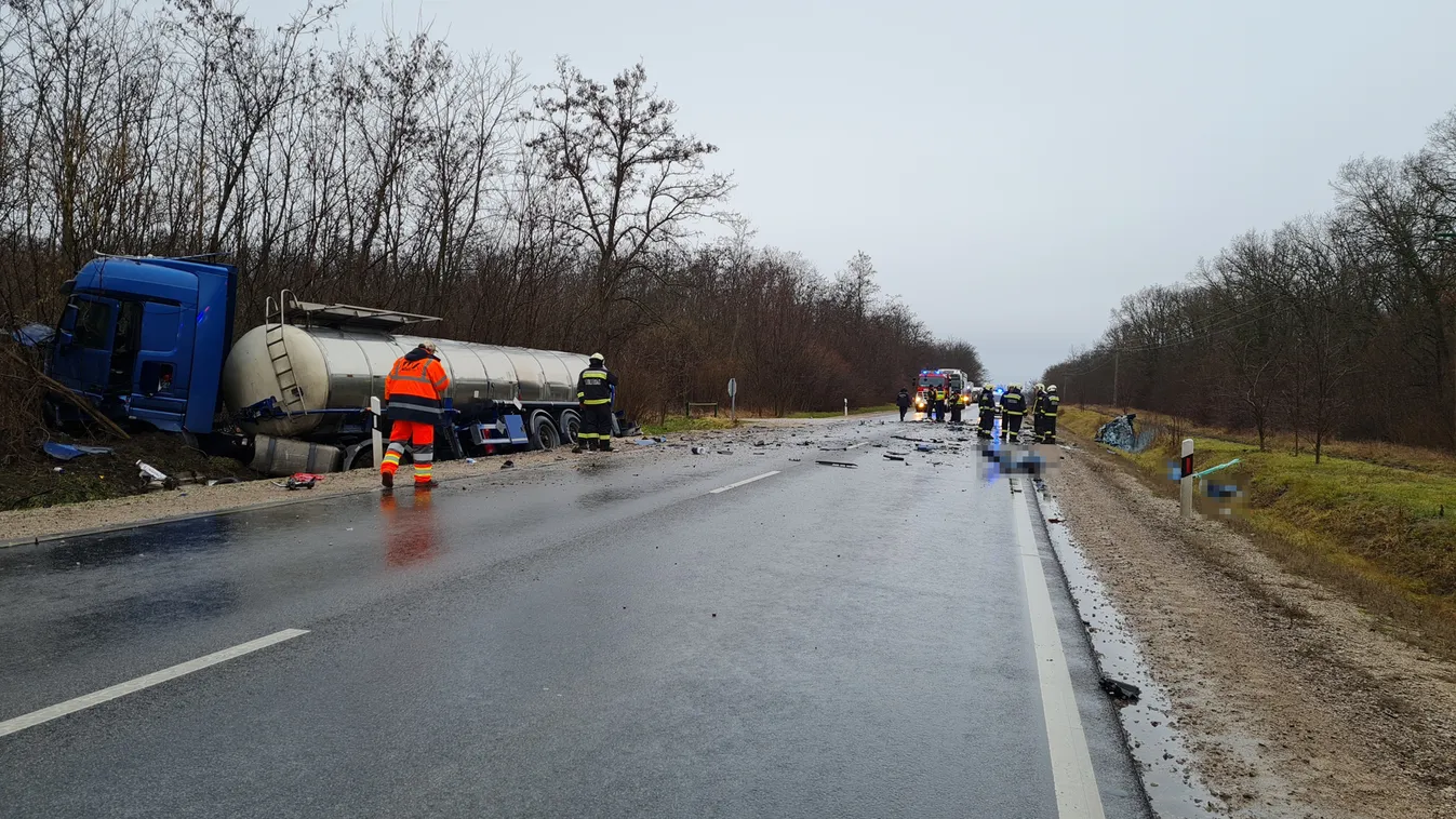 A Skoda sofőrje azonnal meghalt, amikor szemből belerohant a tartályos teherautóba - Fotó