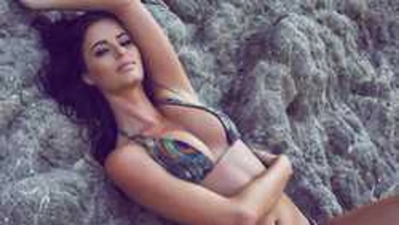 Meztelenül terpeszt a nagy mellű kalandor bombázó