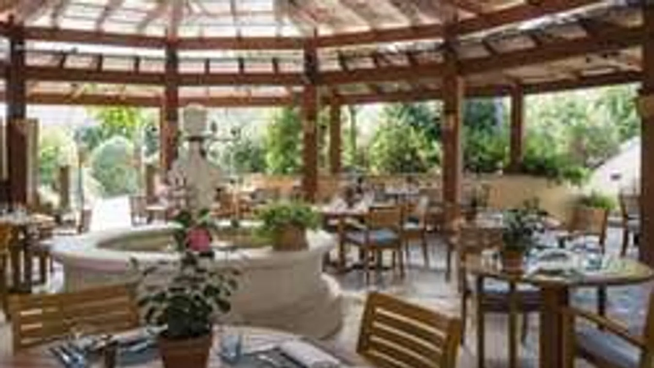 Szabad a csók? A nők is elférnek a luxushotelben