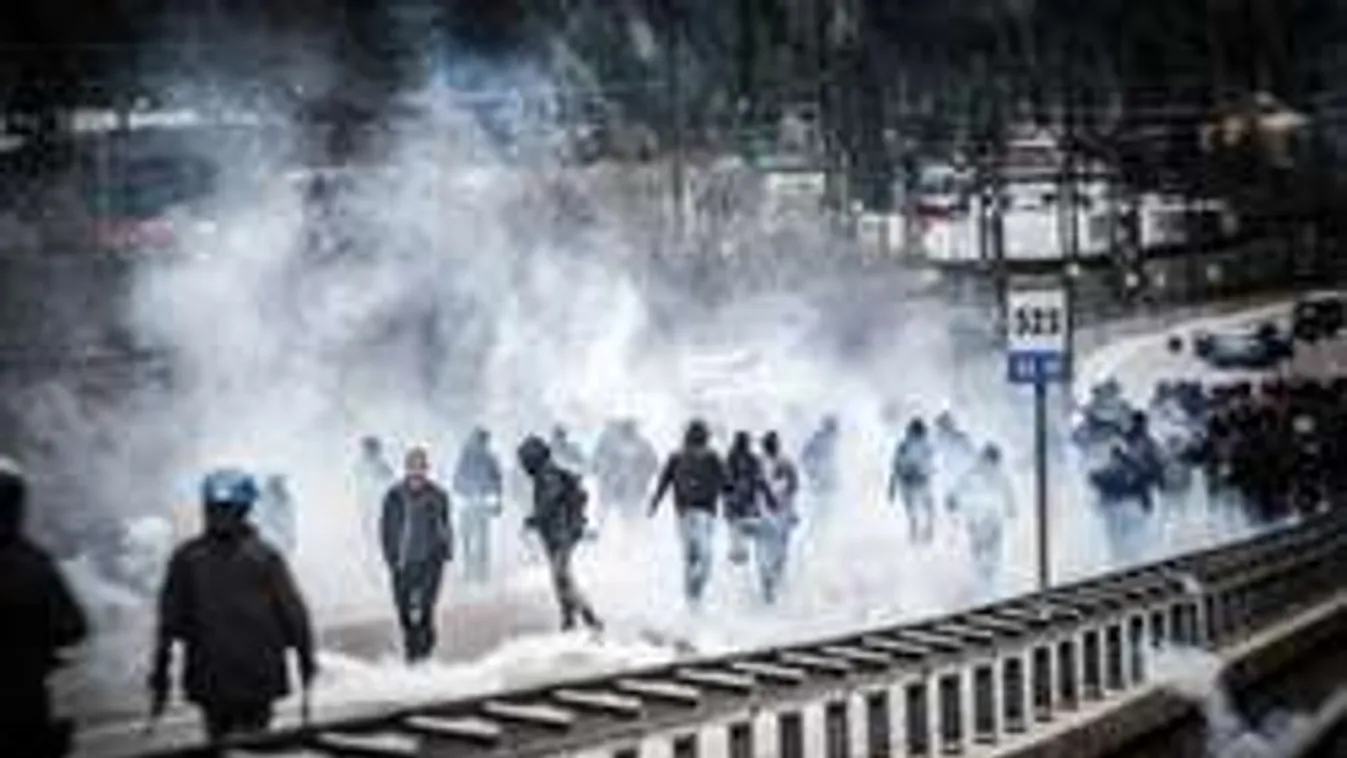 Könnygázt vetettek be a határnál a rendőrök