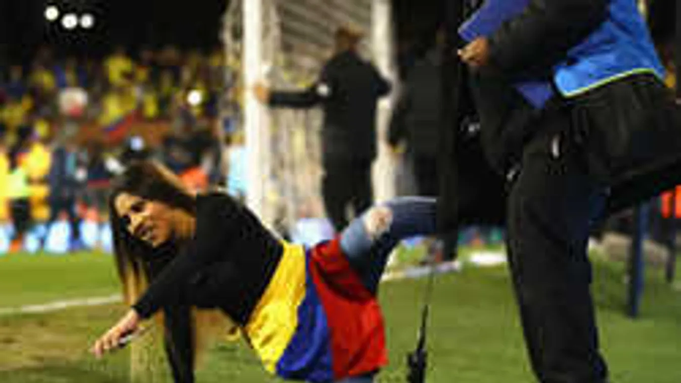 Súlyos botrány, nőket rángattak, tepertek a földre