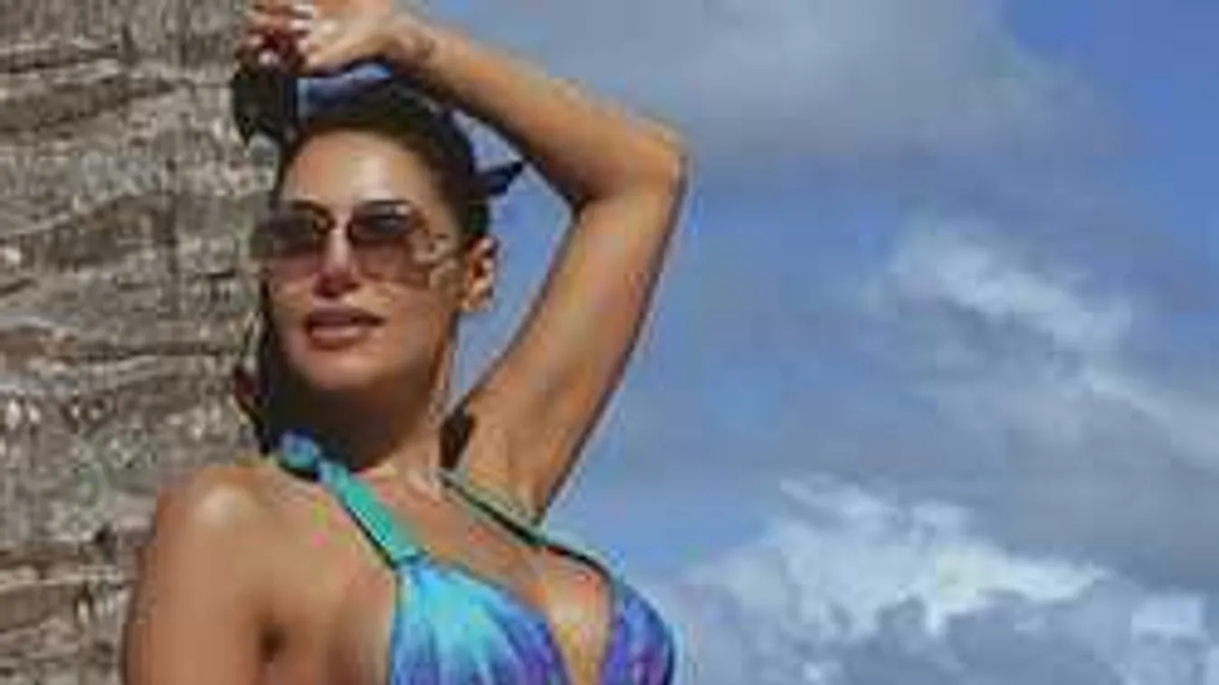 Meztelen csoda: összekente bombasztikus kebleit a szexi tanárnő