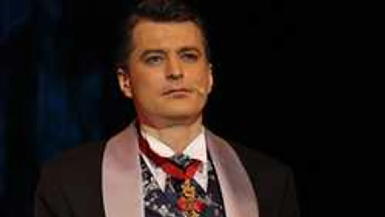 Bevallotta a magyar sztárszínész: belehajtott egy iskola épületébe