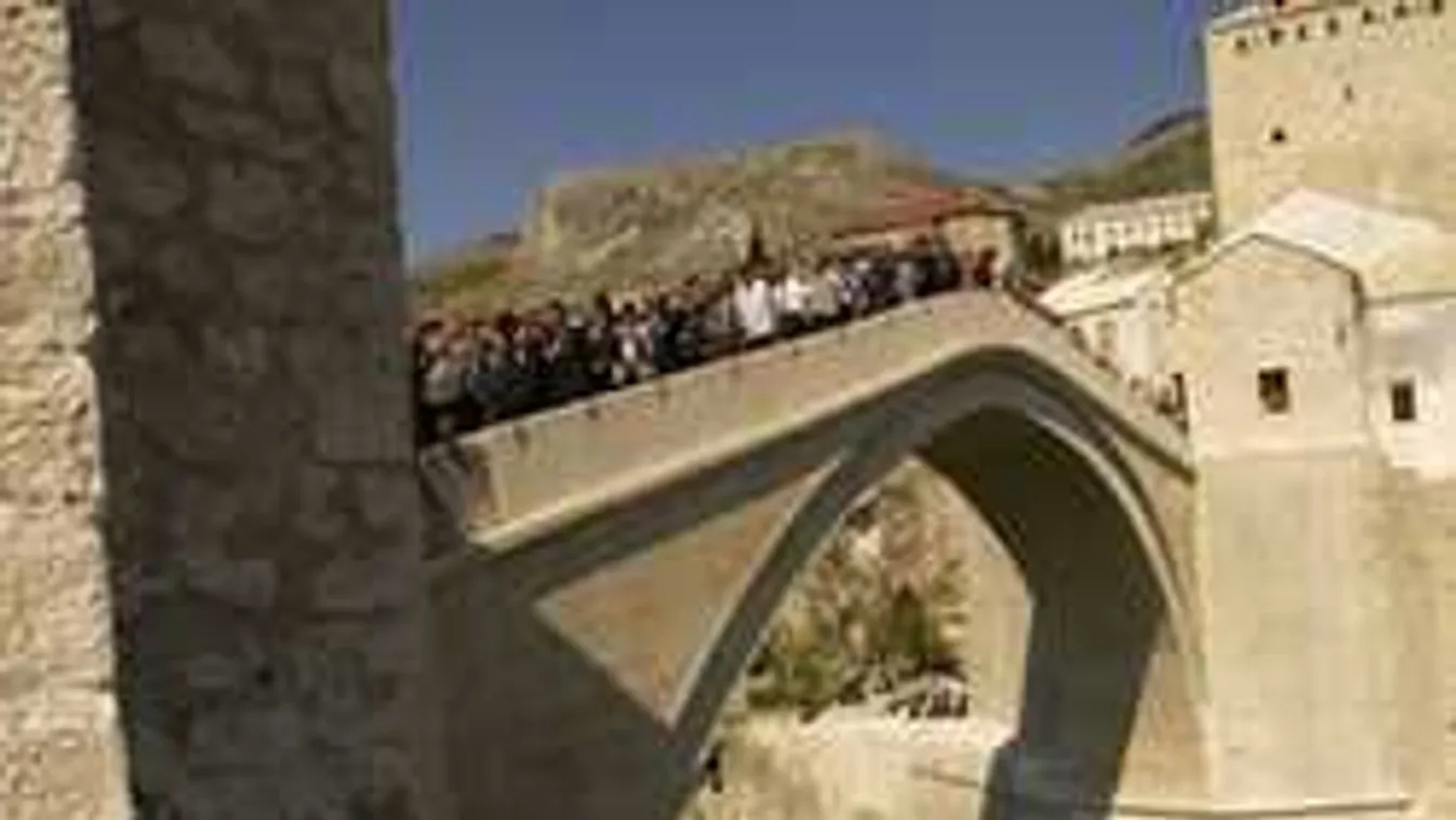 Többtonnás kövek kiemelésével mentettek meg egy 500 éves hidat