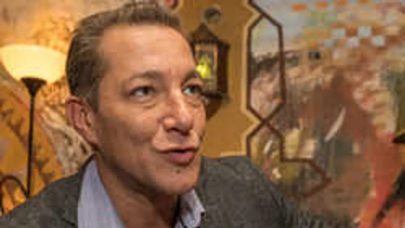 Elképesztő nászúton kalandozik a magyar színész