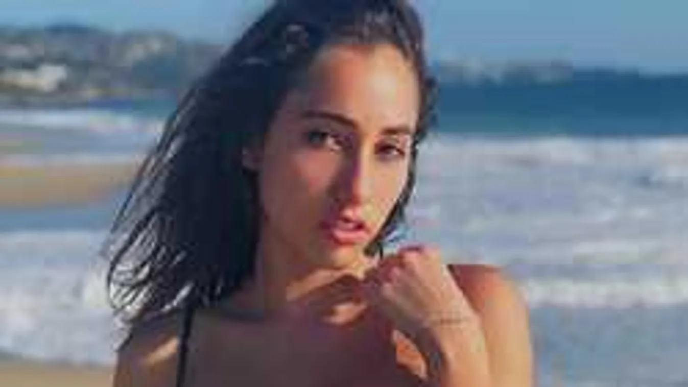 Ledobta a felsőt, félmeztelenül kéjeleg az almamellű műsorvezetőnő