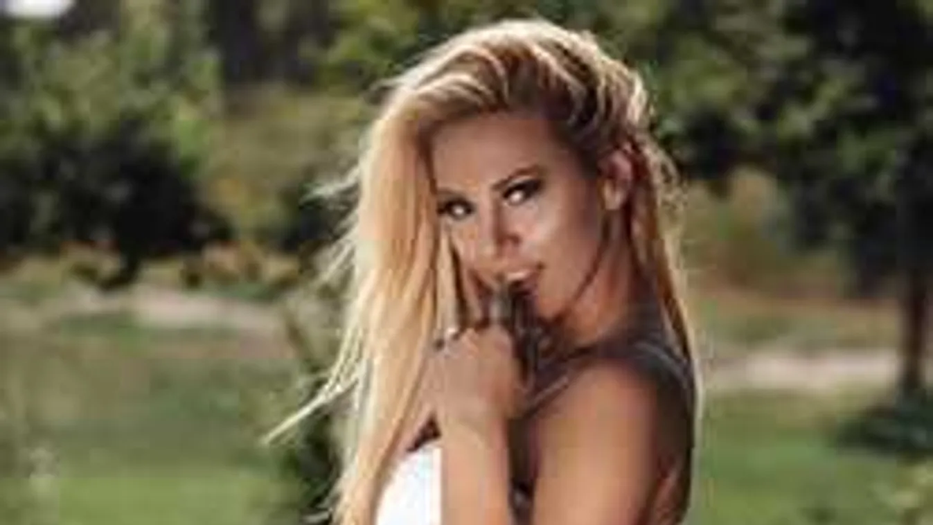 Az ágyából posztolt intim szelfit a gigantikus mellű bombázó!