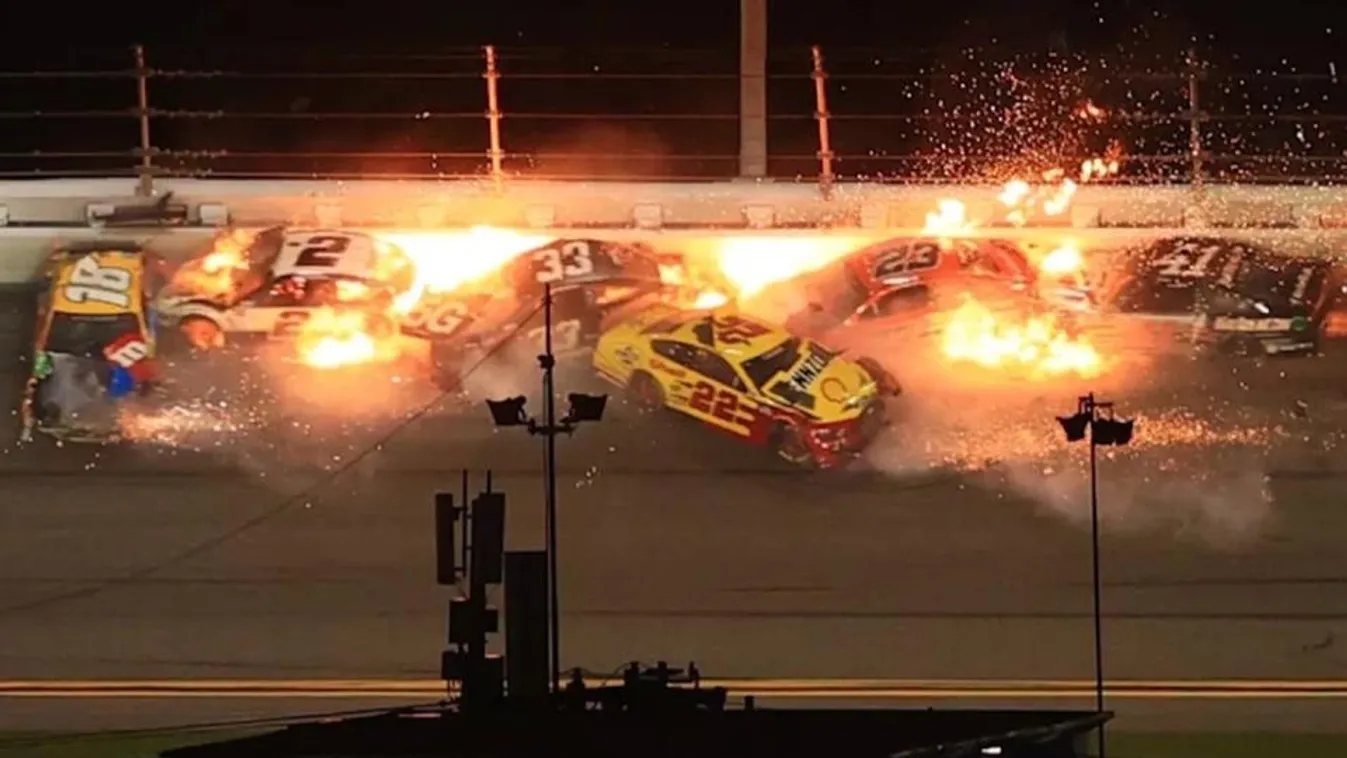 Videón a tömegbaleset, tizenhat méregdrága autó ütközött egymásnak