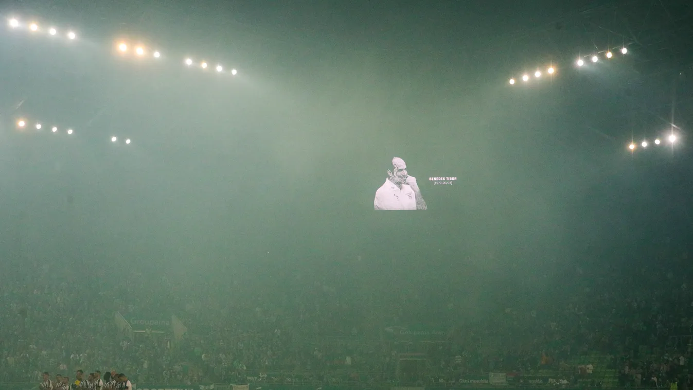 Gyászszünet a rangadó előtt, a kivetítőn Benedek fotója