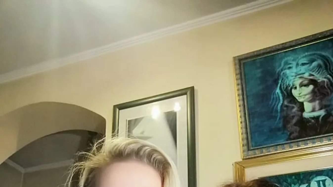 Cinit a lánya tartotta el