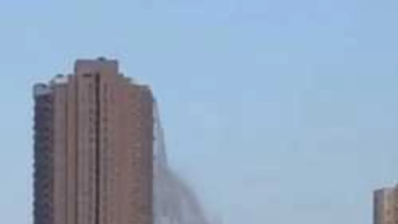 Ilyet még biztosan nem láttál, kiöntött egy felhőkarcoló medencéje - videó