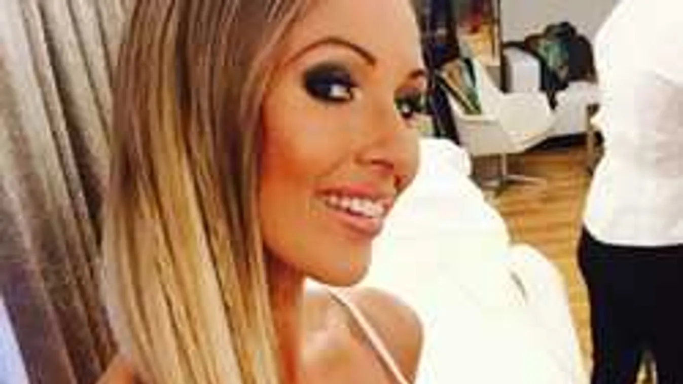 Színpadon bújtak elő Kustánczi Lia csupasz mellei!