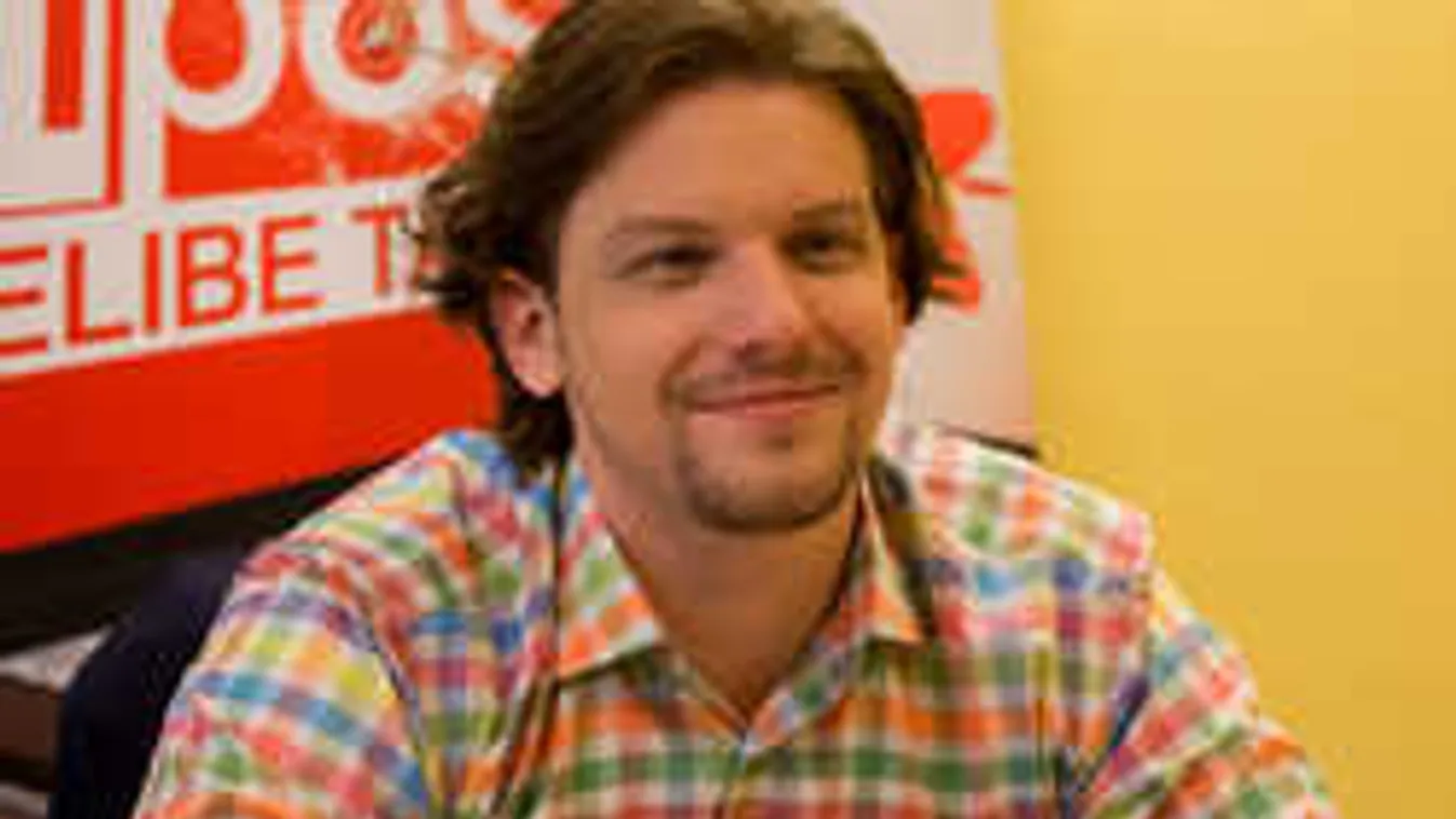 Majdnem baj történt, élő adásban üzent a rajongójának magyar sztár