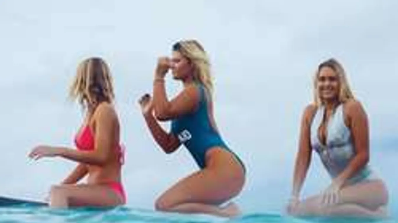 Sorfalat pucsítanak a szexi szörfös lányok